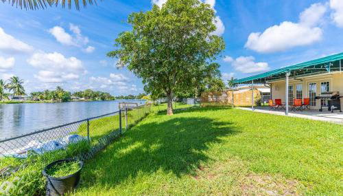Private Lakefront Home in Miami/Pembroke - Photo 2
