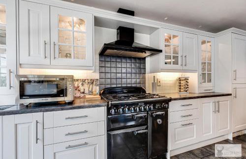 Silver Stag Properties Large 4 bed Property - Photo 18