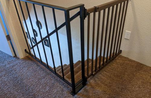 Luxe on Penn Family Friendly, Toddler amenities, baby proof with baby gate, toys, bath toys, cups and plates, Separate Workstation with Desk and Monitor, located in desirable SE Boise next to the Greenbelt and Boise River - Foto 31