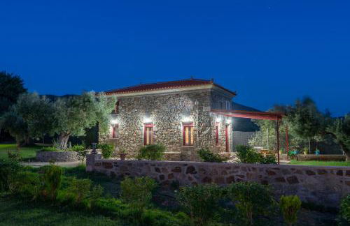 Villa & Stone House with Pool, 10 Mins to Skala Eressos Beach - Foto 22