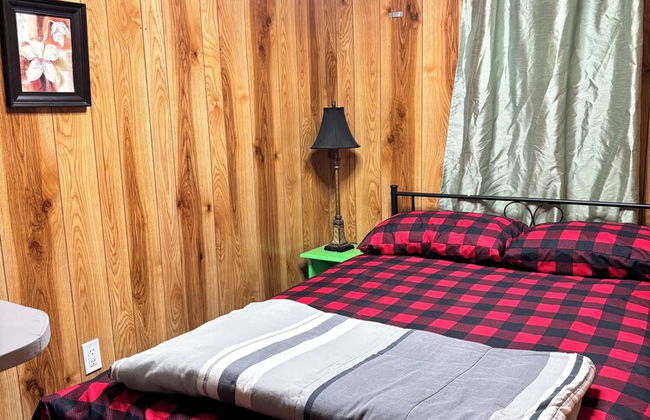 Lakefront Hideaway Resort - Photo 12