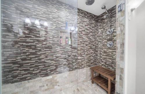 Ultimate Family Fun Lakehouse with pool and dock - Foto 13