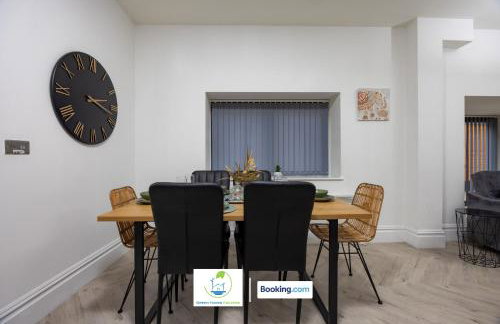 2 Bedroom Apartment By Green Haven Escapes Short Lets & Serviced Accommodation In Leeds with Free WiFi & Parking - Photo 3