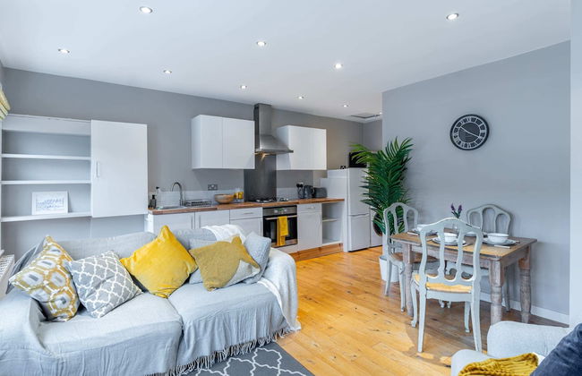 Stylish Shepherds Bush Flat - Photo 8