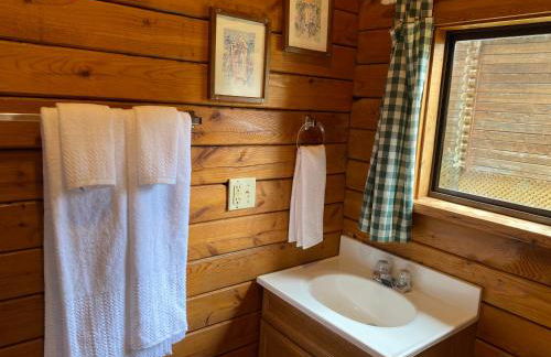 Poolside Rustic Cabin with Amazing Views - Foto 15