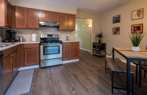 Lovely West Akron home with attached private garage - Foto 6