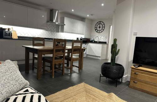 Brain Properties Limited - Contractor and Leisure Stay 4 Bedroom all ensuite house with Parking - Photo 2