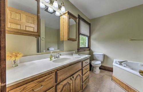 Remodeled Pittsboro Farmhouse Sitting on 220 Acres - Foto 17