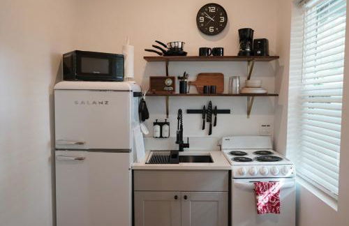 Cozy 1BR Tiny Home near Downtown and NB Rivers - Photo 10