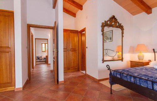 Elegant 4-Bedroom Villa with Private Pool and Amazing Sea Views - Photo 23