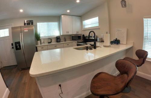 Steps to Trolley Stop 11 Renovated Home with Free EV Station - Foto 25