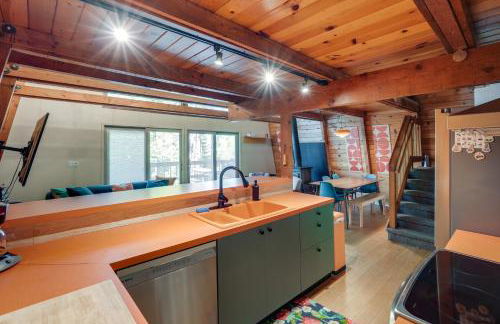 Charming Pinecrest Cabin with Private Deck - Foto 8