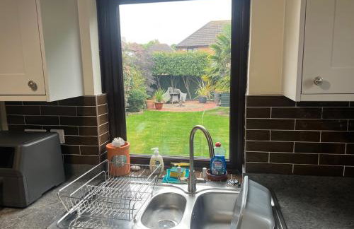 Superb Comfy 2 Bed House, Responsive & Caring Hosts Free WiFi & Parking, Close to MK Centre, Train Station, Santander, Network Rail by Webbhill Stays - Foto 55