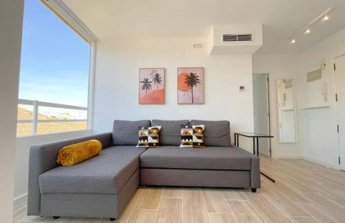 NUEVO, primera linea de playa, con piscina y vistas al mar - Foto 4