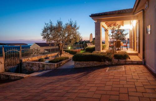 Einzigartige Villa mit Salzwasserpool, Panoramablick, Bikes, Trampolin, Tischtennis - Foto 38