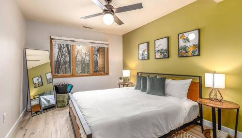 Peaceful 2-bedroom townhome retreat w/wooded view - Foto 4