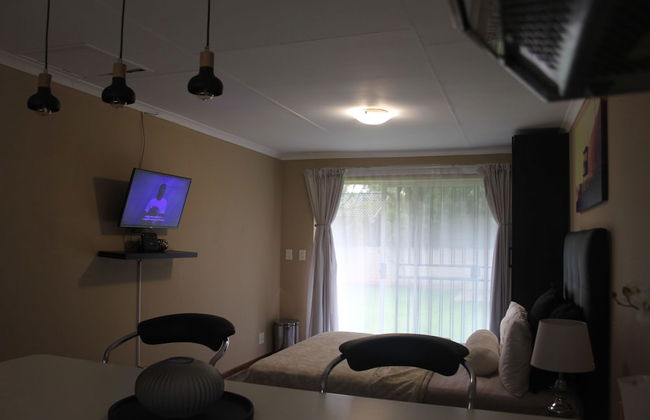 Chic & Serene 1-Bed Haven in Roodepoort - Photo 10