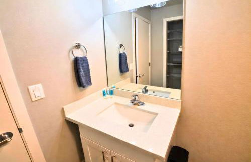 Cozy Micro Suite Unit 1 Sleeps 2 Minutes to Downtown - Foto 7