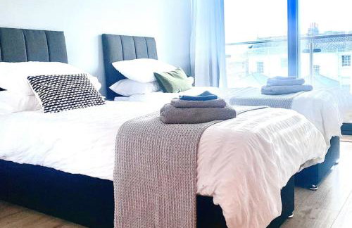 Luxury apartment close to Theatre, Barbican & Hoe 2 kings or 4 single beds secure covered parking - Foto 19