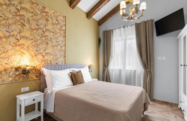 Modern Villa With Swimming Pool and Fenced Garden - Photo 2