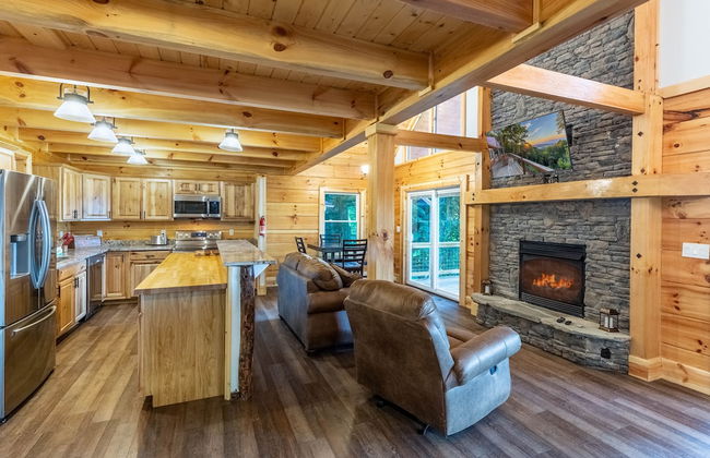 Stunning 2BR Cabin with Mountain Views - Foto 10