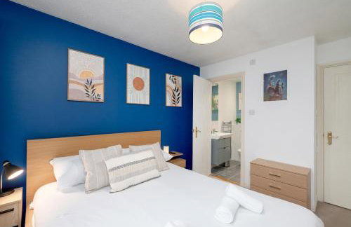 Stylish 2-Bed Flat with Balcony Near Haymarket - Pass the Keys - Foto 20