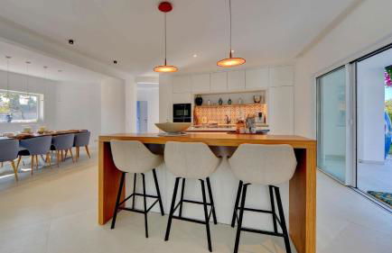 Charming Villa with Pool & Scenic Garden - Foto 11