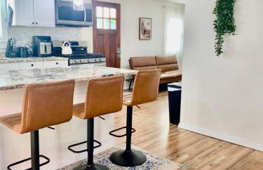 Spacious 4BR home w 2BA, a workspace & king bed! - Foto 15