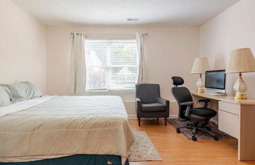 Great 4BR Home Near Emerald Pointe & Downtown - Foto 13