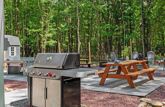 Maple Oasis by Avantstay Newly Built w/ Hot Tub, Game Room & Fire Pit - Photo 30