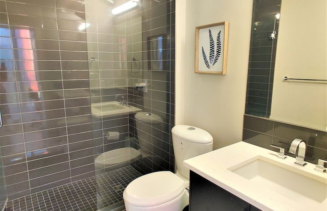 Monki Di Executive Suites - GLAS - Luxury Inner City Home 3 min to Downtown w Private Rooftop Patio Fireplace - Foto 28