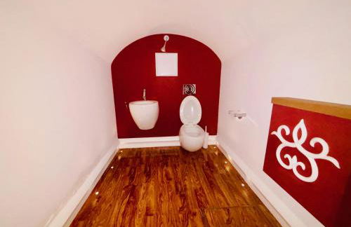 Elegant and Modern 3-Bedroom Victorian House in Westminster, London - Photo 23