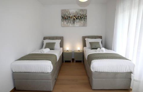 New luxury air-conditioned apartment, with jacuzzi, free parking and gardens - Foto 16