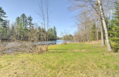 Riverfront Cabin in Alger with Patio and WiFi! - Foto 27