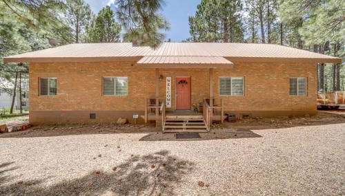 Fire Pit and Grill Spacious Forest Lakes Chalet - Foto 3