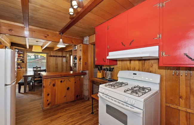 Sunshine Cabin - Cozy 2-Story Getaway - Photo 27