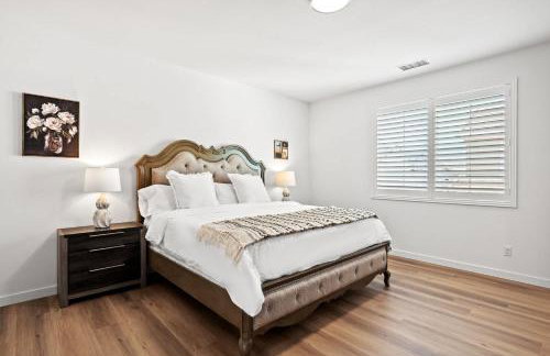 Spacious 5BR Getaway w Game Room & Modern Comfort - Photo 51