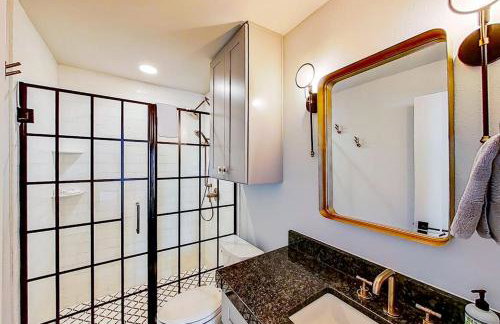 Contemporary, Dog-Friendly Townhouse with Balcony, Pool & Day Docks - Foto 15
