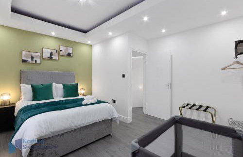 Large Comfy 4 Bedroom House, Ideal for Workers, FREE Parking - Foto 10