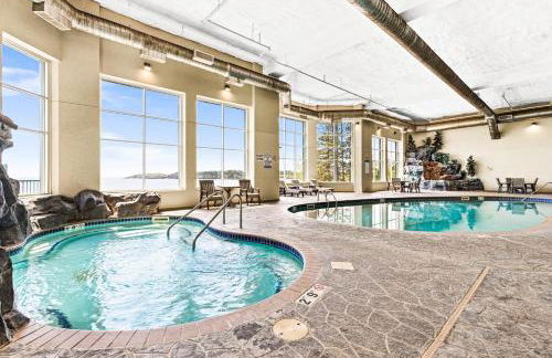 Breathtaking Lake Views King Suite, Queen Beds, Kitchen and Heated Indoor and Outdoor Pools - Foto 25
