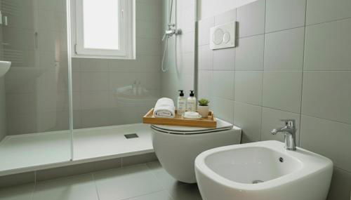 Stylish Persian Blue Room with Private Bath and WiFi - Photo 4, towels, Shower