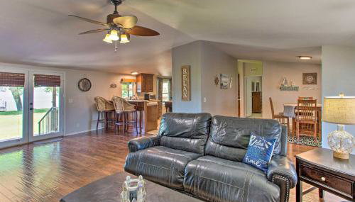 Lakefront Retreat with Pier, Bar Hut and Fireplace! - Foto 5