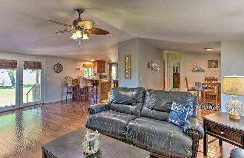 Lakefront Retreat with Pier, Bar Hut and Fireplace! - Foto 5