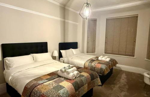 Large Luxury 4 bedroom home with parking - Foto 44