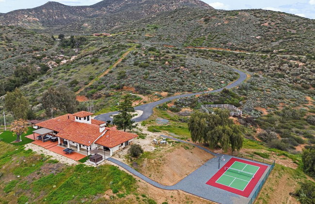 20 Acre Panoramic View Estate Hot Tub, Pickleball & Game Room - Photo 2