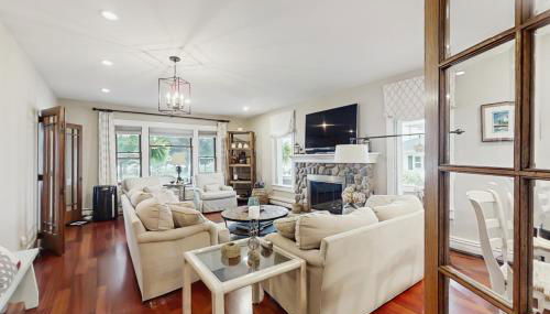 Steps to Crystal Lake! Group Getaway with Hot Tub - Foto 4