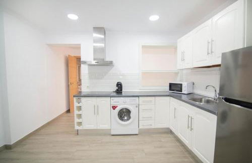 Stylish 3-Bedrooms Getaway with Terrace & Pool - Foto 29