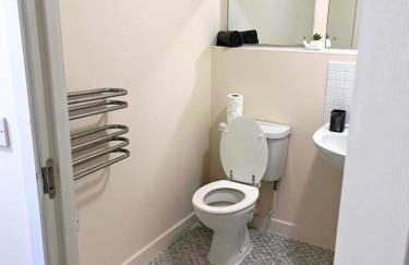 Serene 3-Bed Apartment - Park Views & Walking Distance to Royal Stoke Hospital - Foto 9