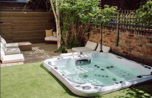 Town Centre Oasis with Two Hot Tubs - Photo 2
