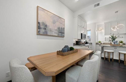 City Lights and Rooftop Nights by Rather Be Properties - Foto 16